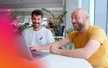 Gestor personal de Holaluz InmoGestión con un cliente