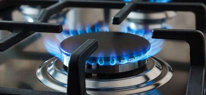 Fogones de cocina encendidos con llama azul de gas