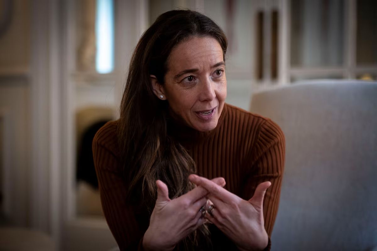 Carlota Pi hablando durante una entrevista o conversación en un entorno interior, gesticulando con las manos mientras explica una idea.