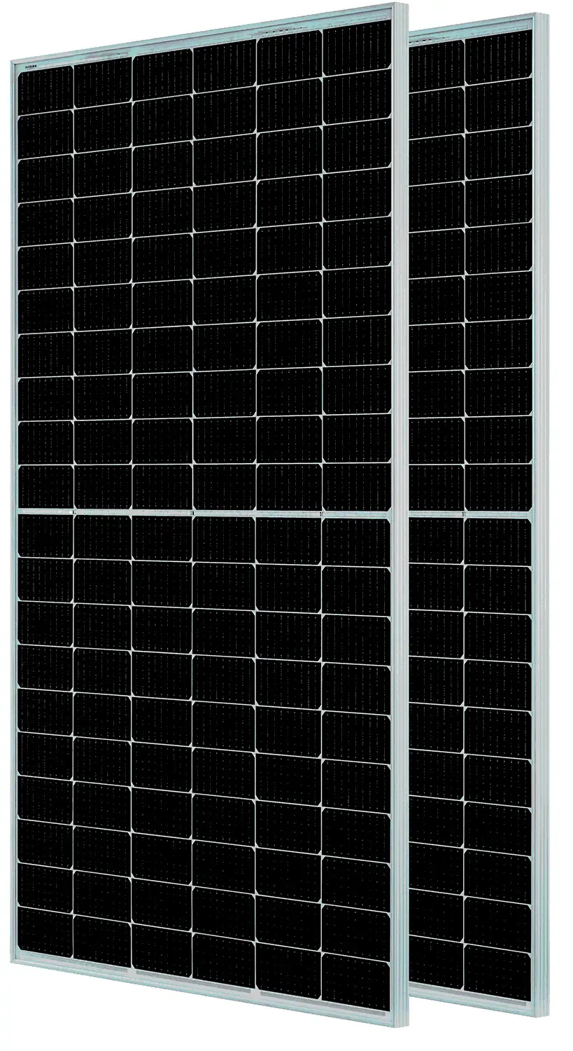 Paneles solares negros con marco blanco vistos desde perspectiva lateral