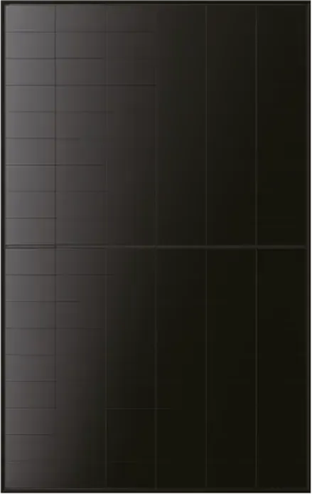 Paneles solares negros con marco blanco vistos desde perspectiva lateral