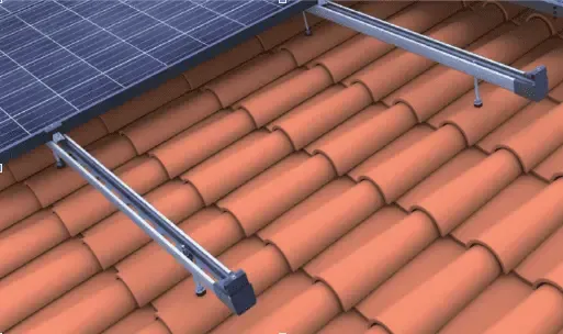 Estructura de muntatge de panell solar en un teulat de teules