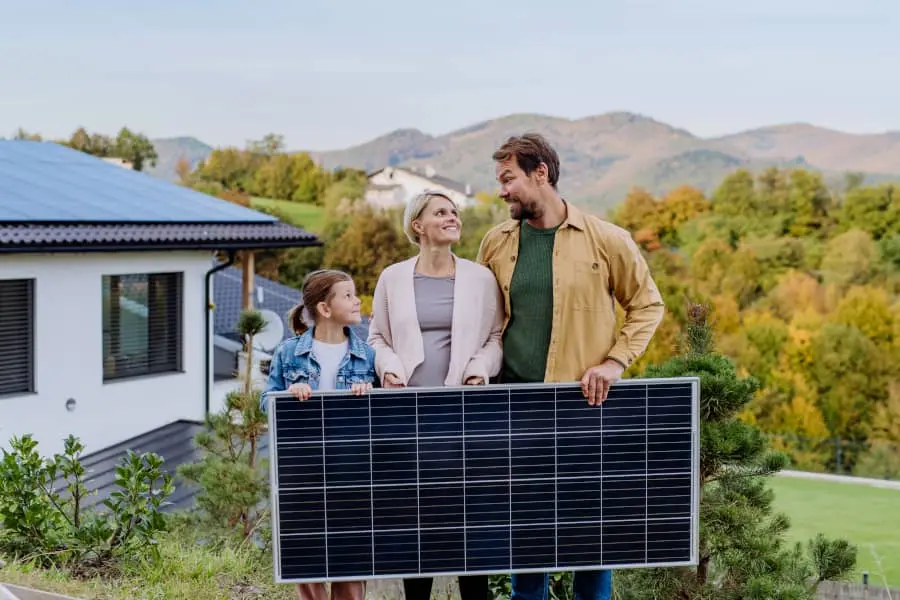 Família gaudint de l'energia solar
