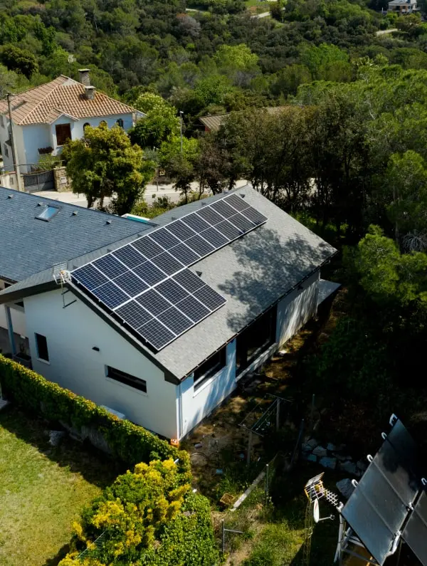 Instal·lació de plaques solars en un teulat
